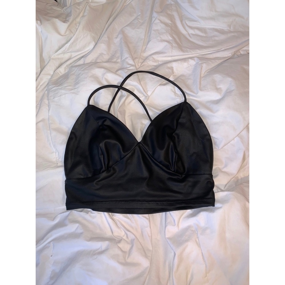 Criss cross back - Black crop top